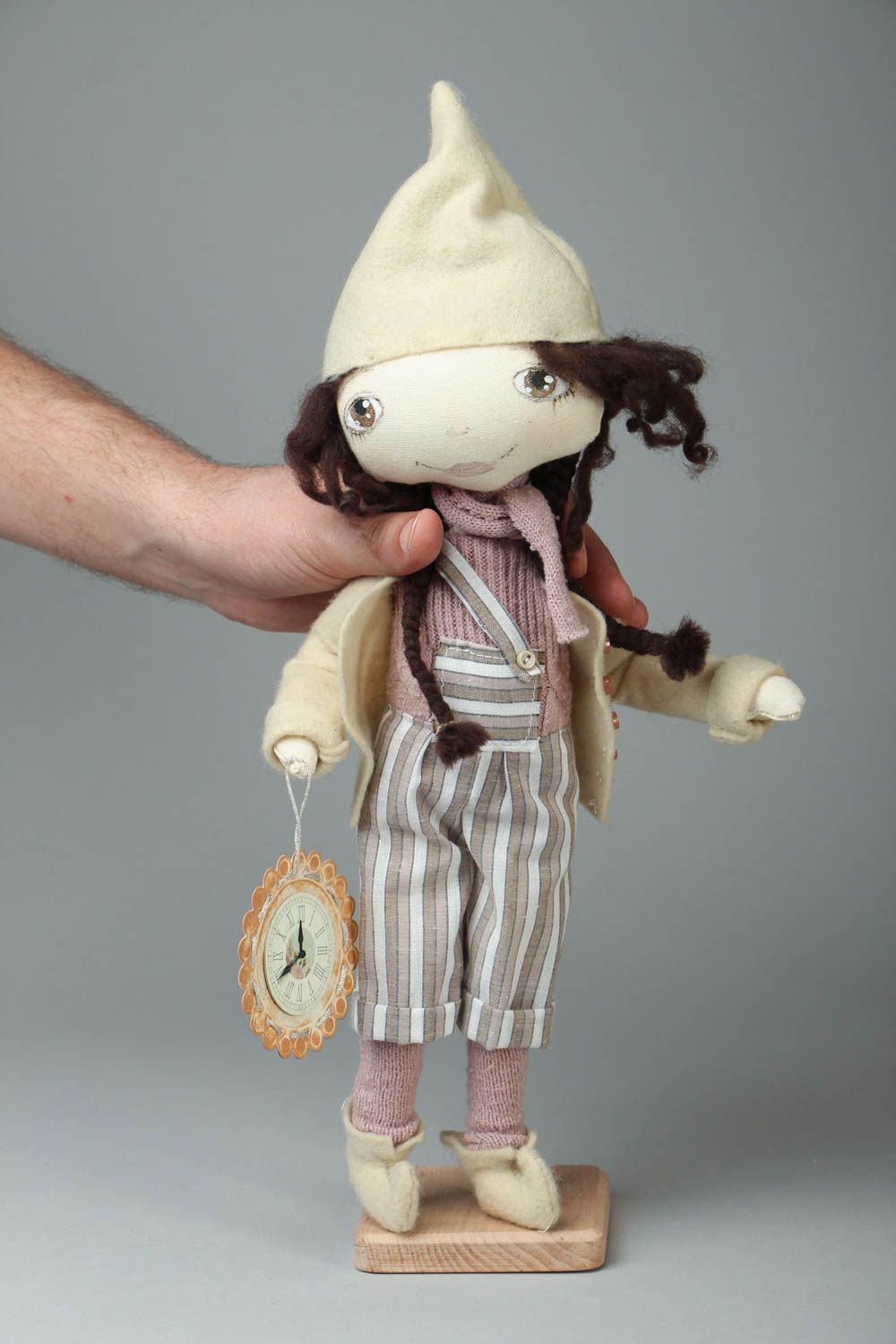 Muñeca artesanal con reloj foto 3