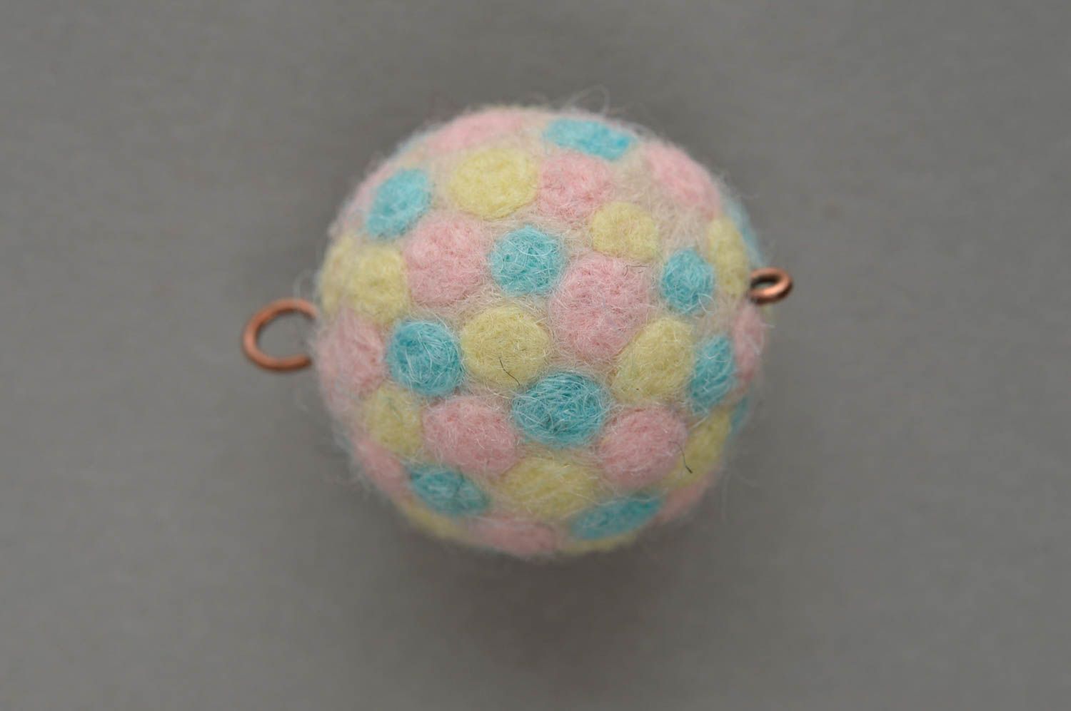 Pendentif boule multicolore tendre fait main en laine technique de feutrage photo 4