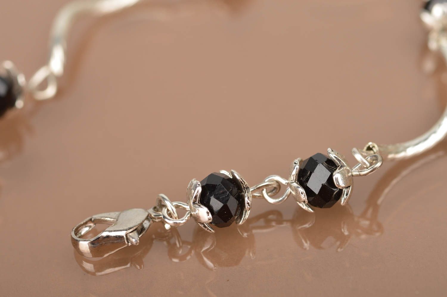 Bracelet fin en métal léger original fait main Six perles noires de cristal  photo 4