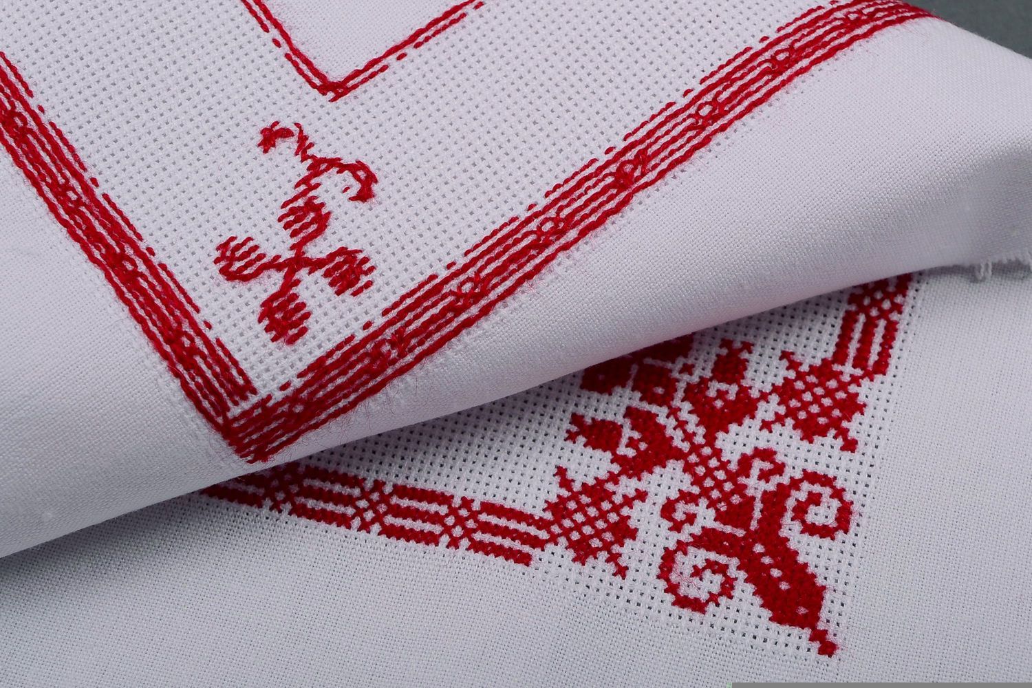 Red embroidered napkin photo 2