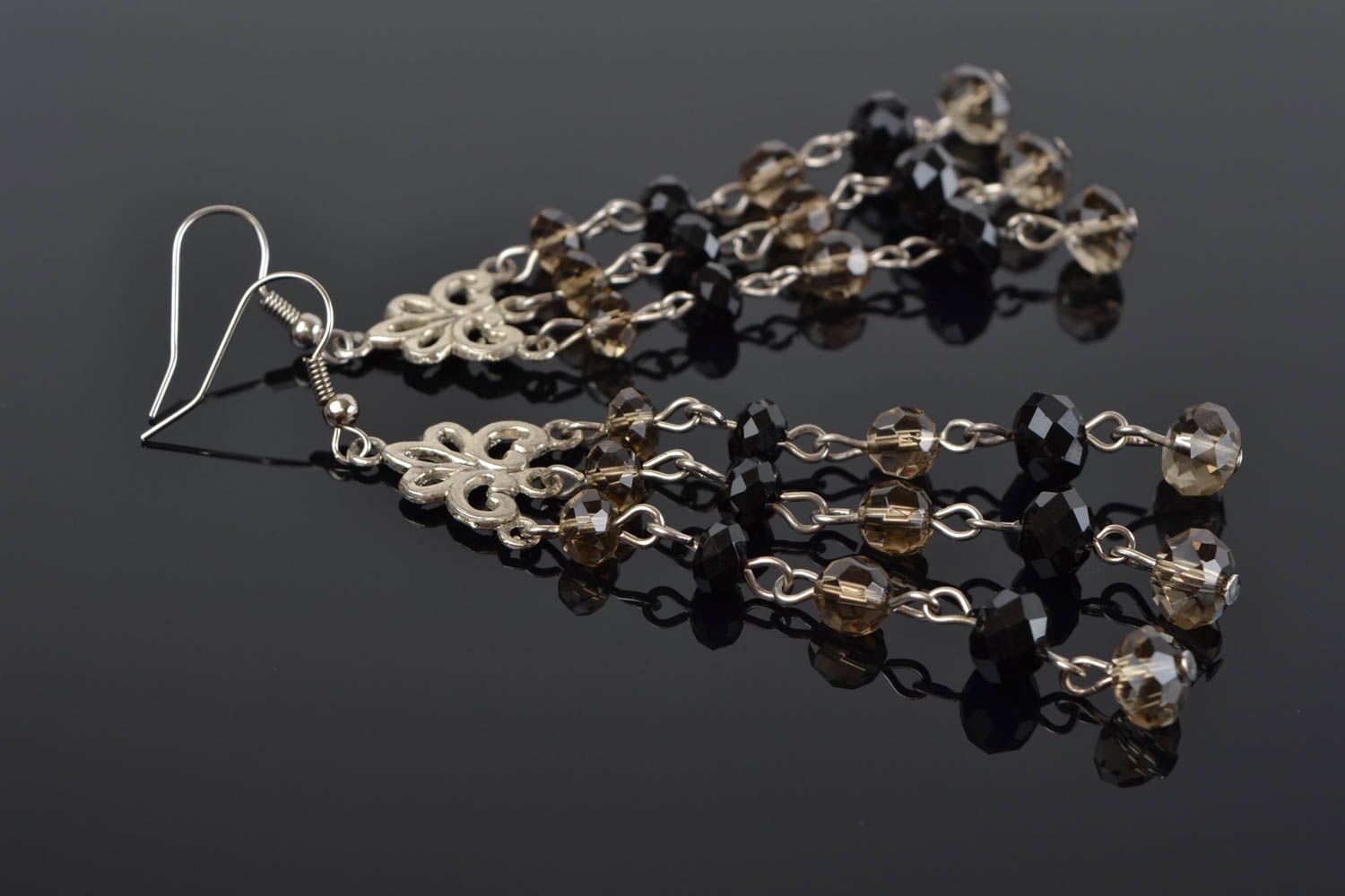 Boucles d'oreilles en verre tchèque et métal faites main pendantes noires photo 1