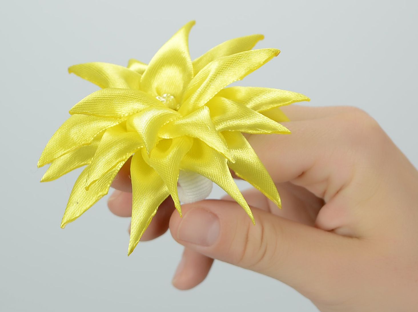 Élastique à cheveux avec fleur jaune en satin  photo 2