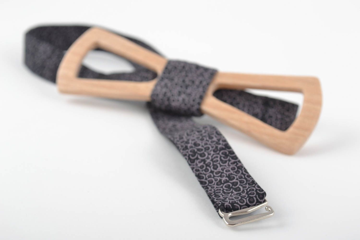 Деревянный галстук-бабочка с тканевым ремешком ручной работы стильный темный фото 5