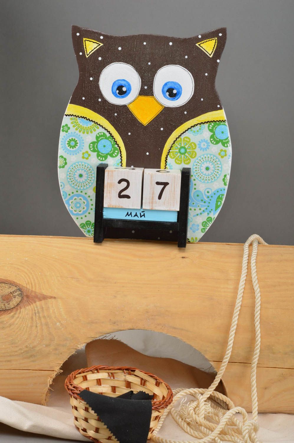Календарь в виде совы в технике декупаж ручной работы настольный с узорами фото 1