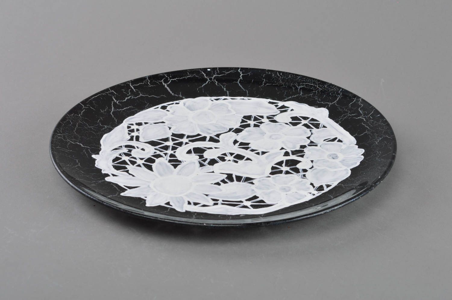 Assiette décorative de verre en serviettage ronde noir et blanc faite main photo 2