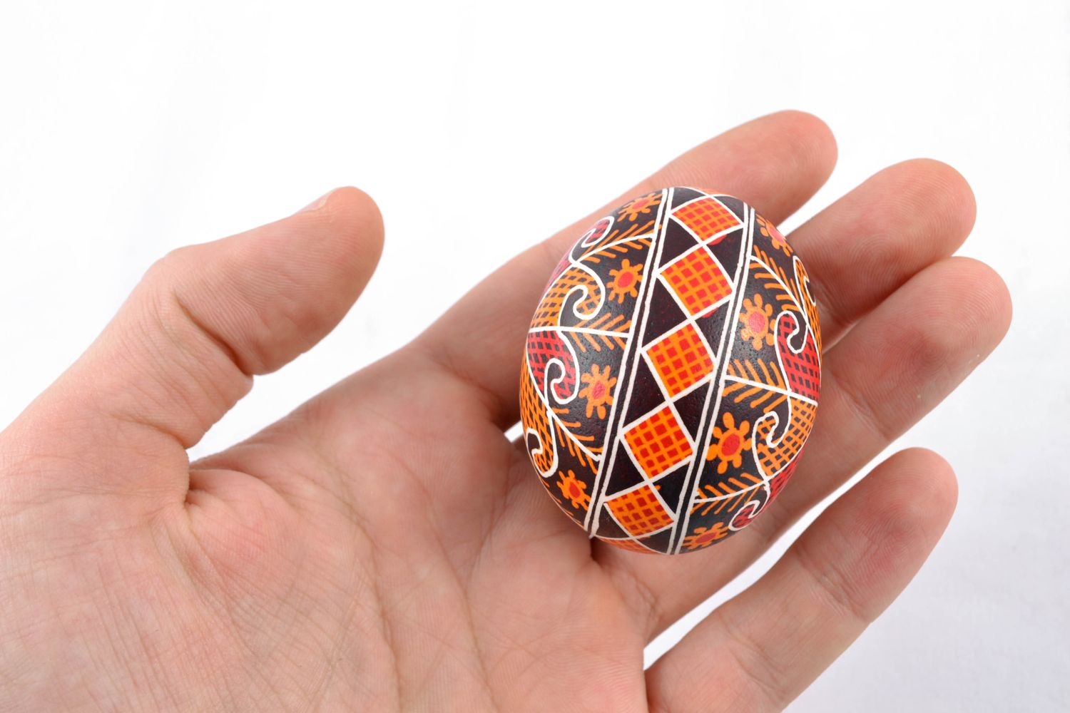 Huevo de Pascua pintado con ornamentos de plantas  foto 2