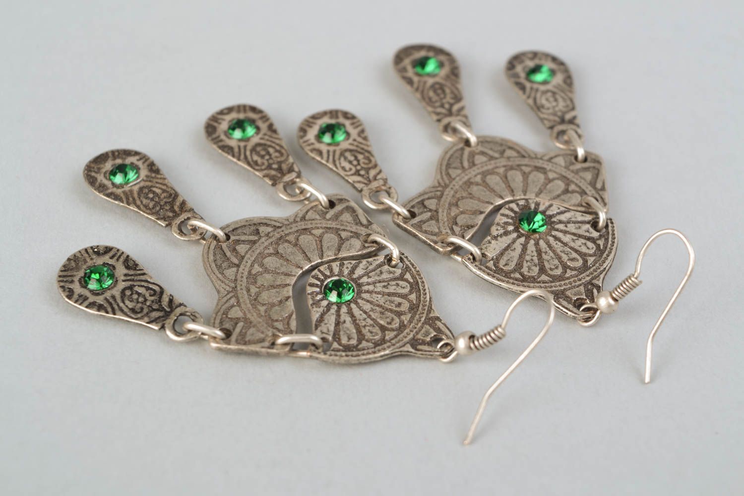 Boucles d'oreilles métalliques pendantes femme faites main avec strass verts photo 4