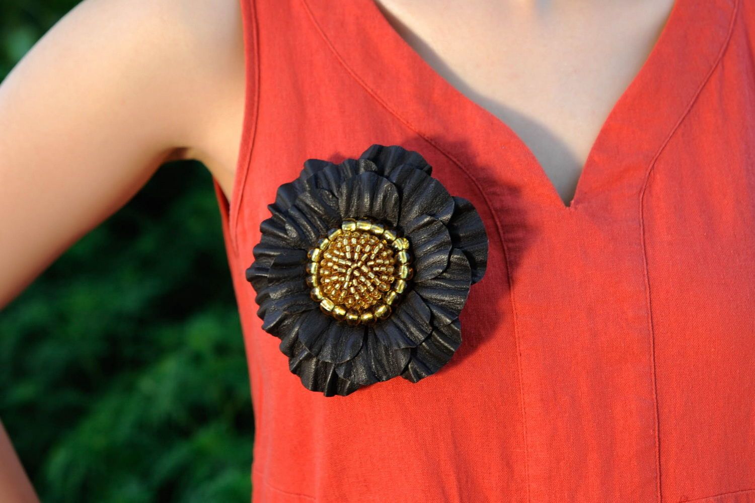 Handmade Brosche-Blume aus Leder foto 4