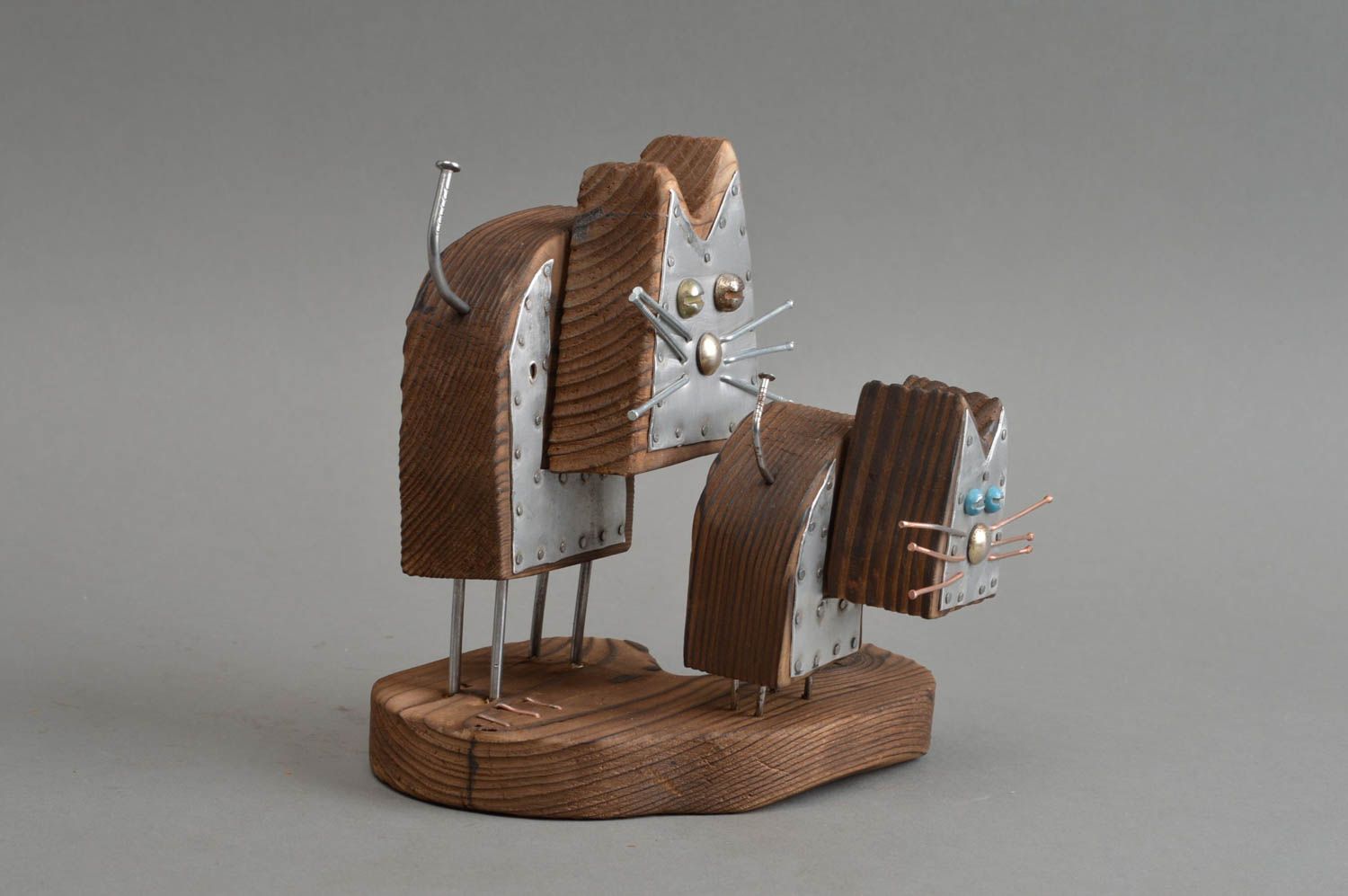 Figurine décorative faite main originale en bois et métal en forme de chats photo 3