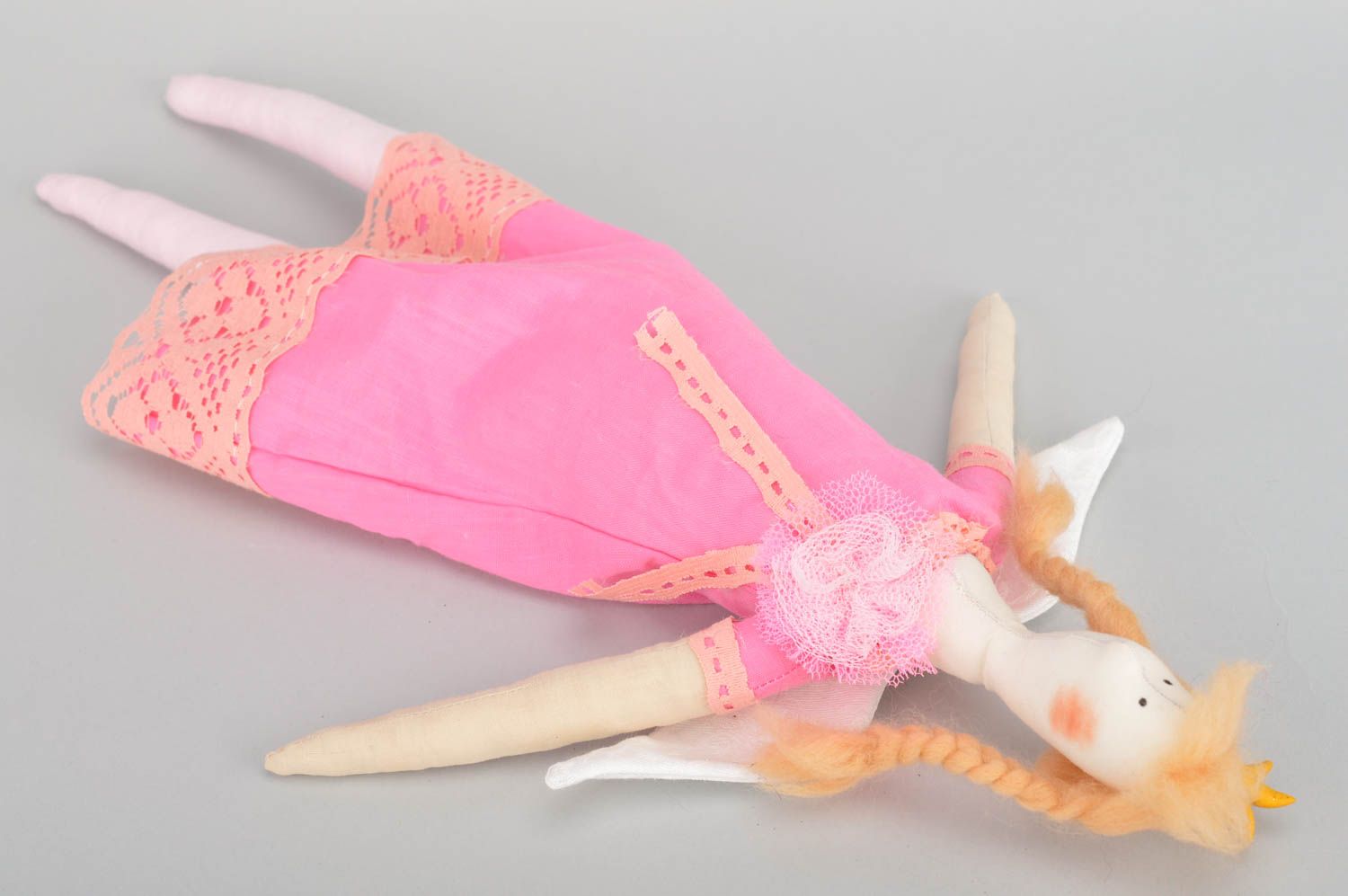 Originelle hübsche rosa handmade Spielzeug Puppe mit Flügeln aus Baumwolle foto 2