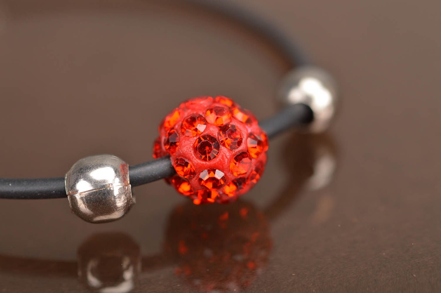 Bracelet fin en lacet de caoutchouc noir avec perle fantaisie rouge fait main photo 4