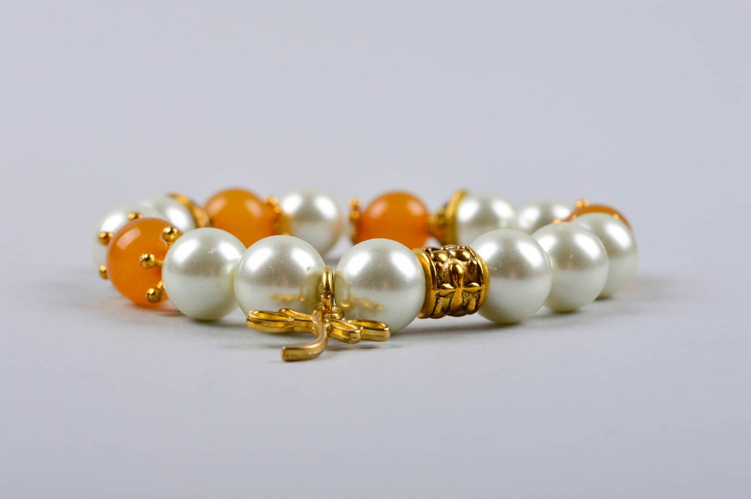 Bracelet en ambre et perles Bijou fait main jaune-blanc Cadeau pour femme photo 4