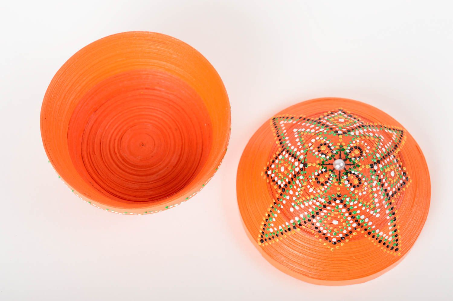 Оранжевая шкатулка из бумаги в технике квиллинг ручной работы круглой формы фото 5
