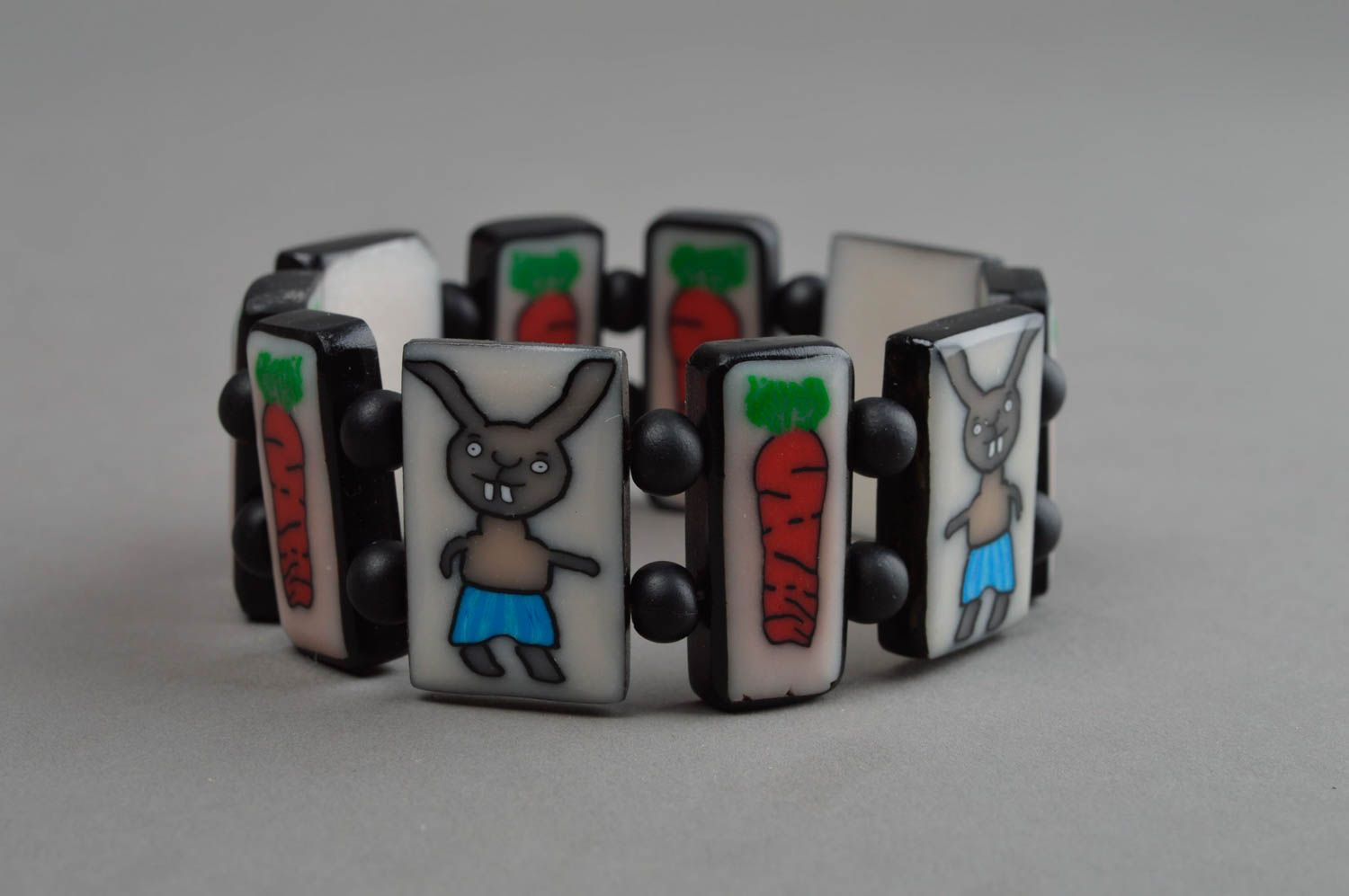 Designer Armband aus Polymerton mit Abbildungen von Hasen und Karotten handmade foto 3