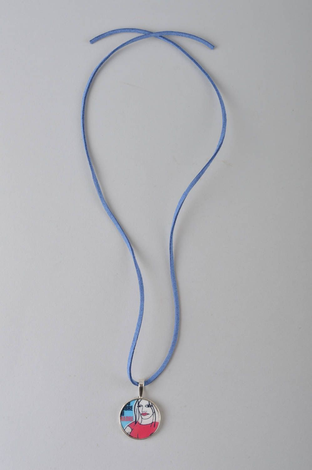 Pendentif fantaisie rond Bijou fait main sur cordon bleu Cadeau pour femme photo 4