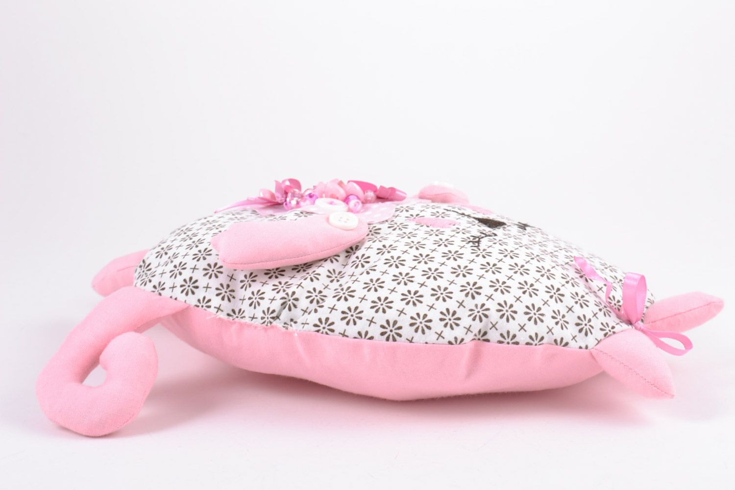Интерьерная игрушка подушка в виде кота ручной работы серая с розовым фото 5