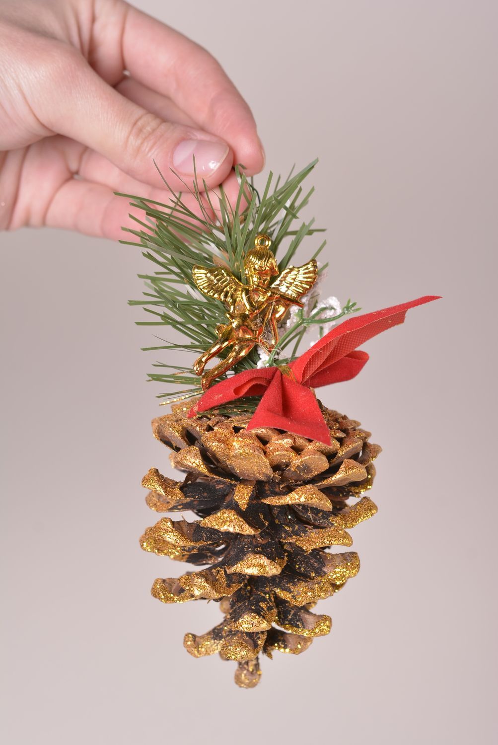 Игрушка на елку ручной работы декор для дома новогоднее украшение шишка с бантом фото 2