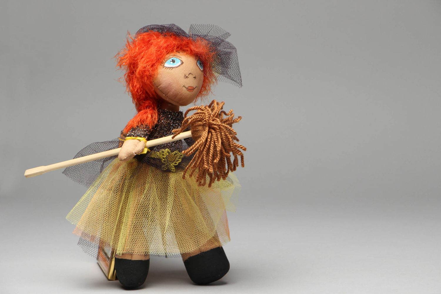 Bambola in stoffa fatta a mano streghetta bella giocattolo di design originale
 foto 1