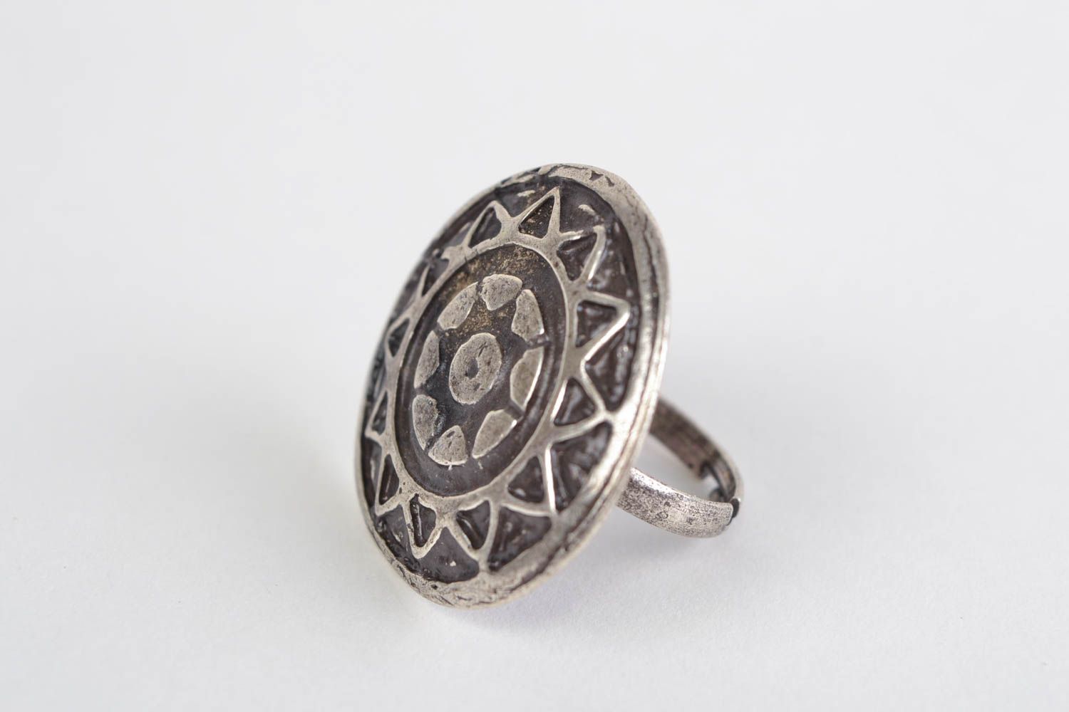 Металлическое кольцо из ЦАМа ручной работы круглое с оригинальным узором фото 2