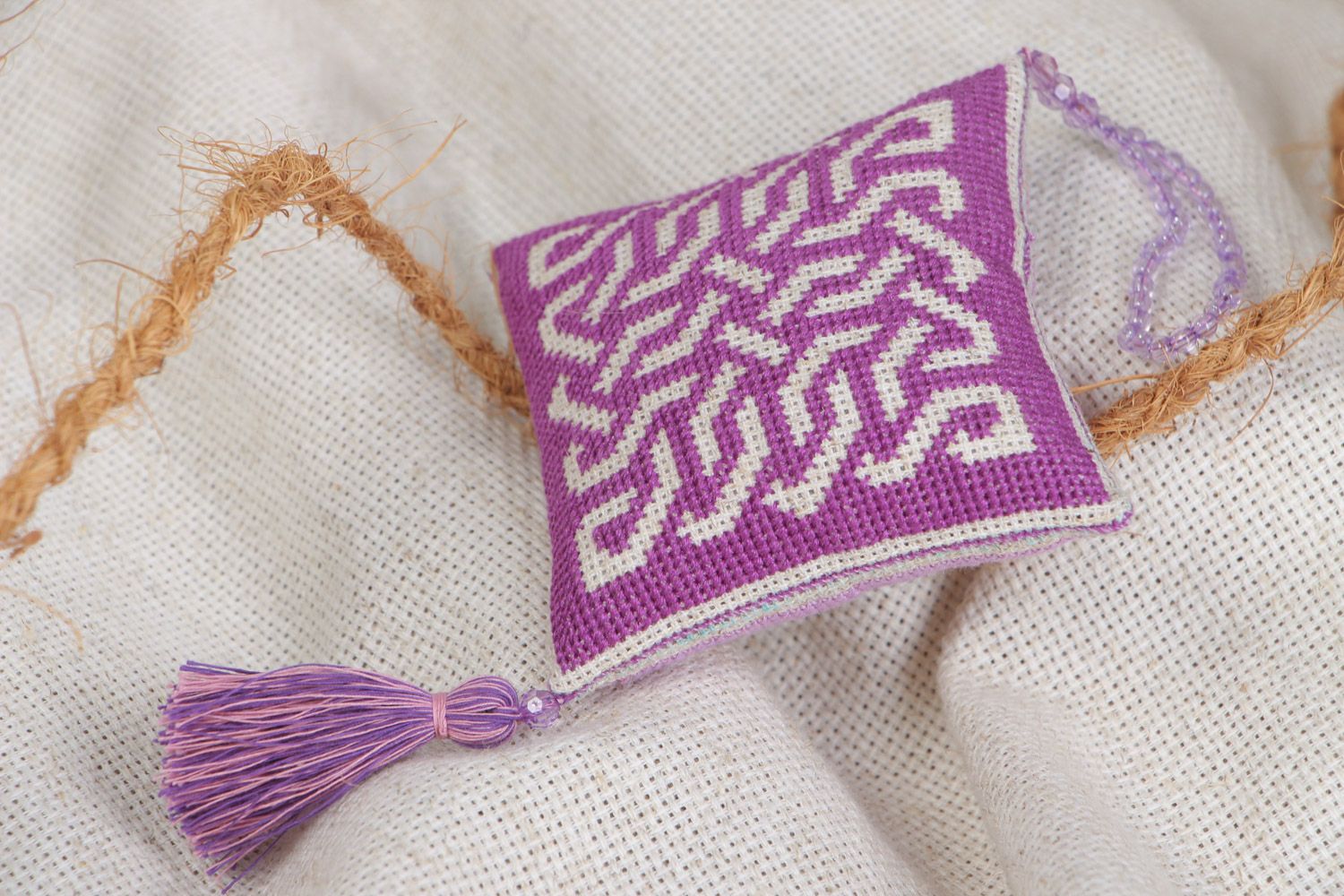 Almohadilla para agujas bordada en punto de cruz con borlas violeta artesanal  foto 1