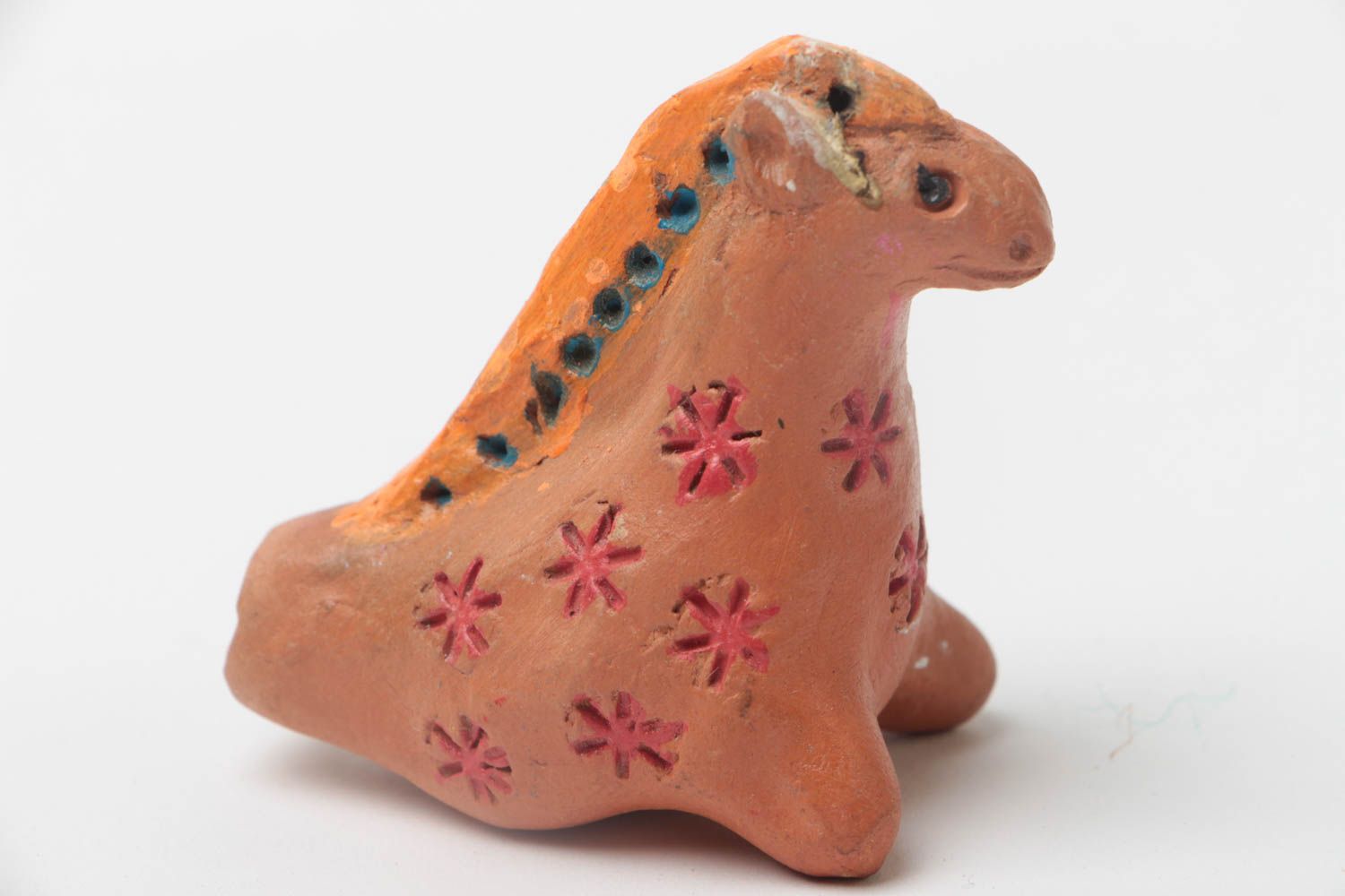 Braune öko reine originelle handgemachte Lippenpfeife aus Ton in Form vom Pferd foto 2
