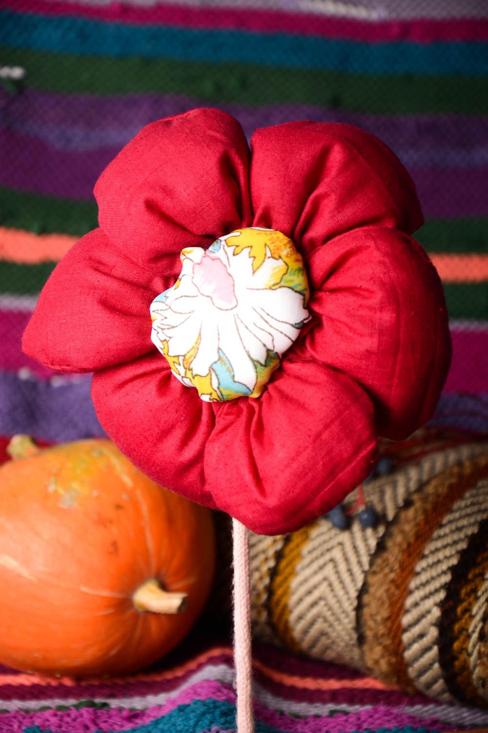 Handmade rote schöne Deko Blume Wohn Accessoire künstliche Blume aus Stoff  foto 2