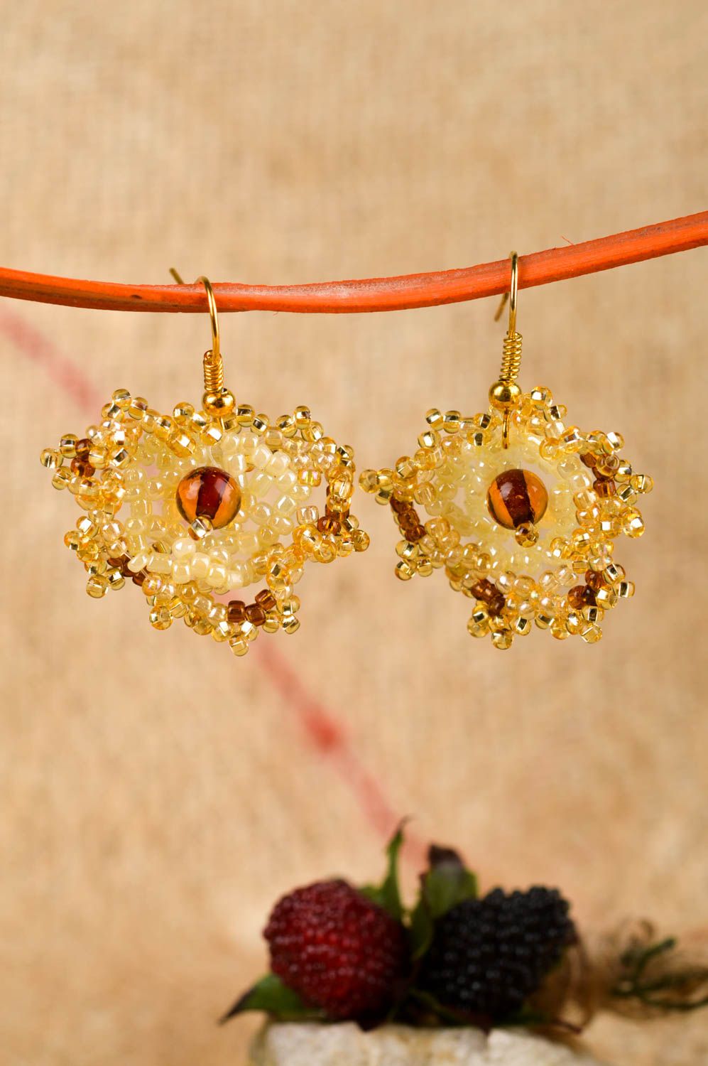 Серьги ручной работы модные серьги золотистые красивые серьги из бисера фото 1
