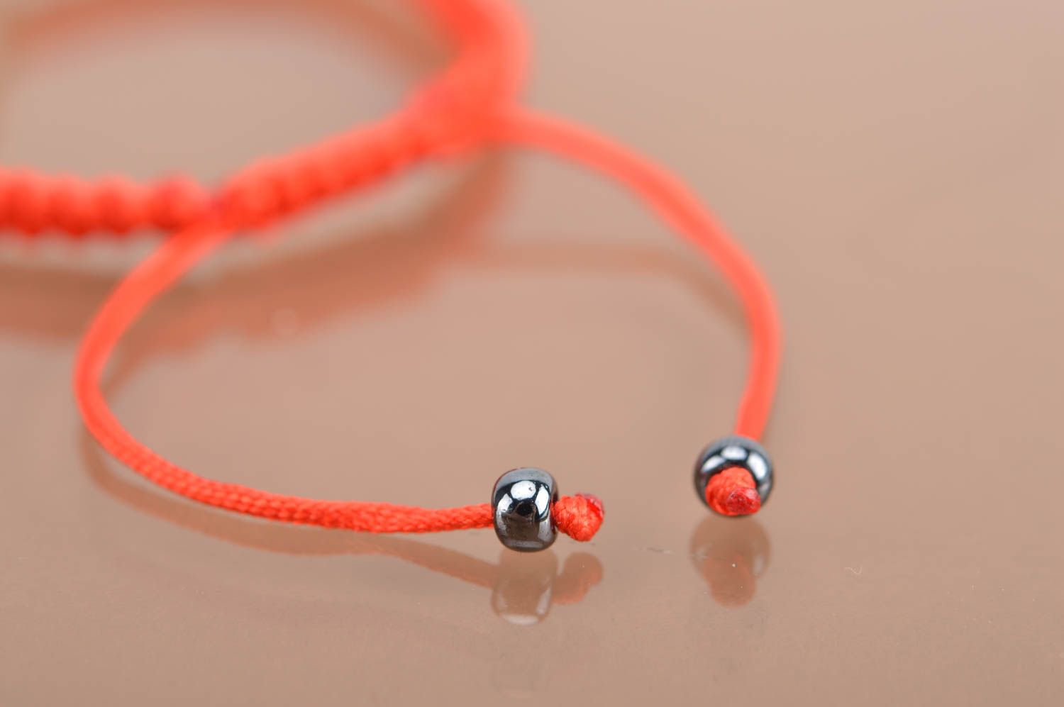Красный браслет из шелковых ниток с регулируемым размером ручной работы фото 4