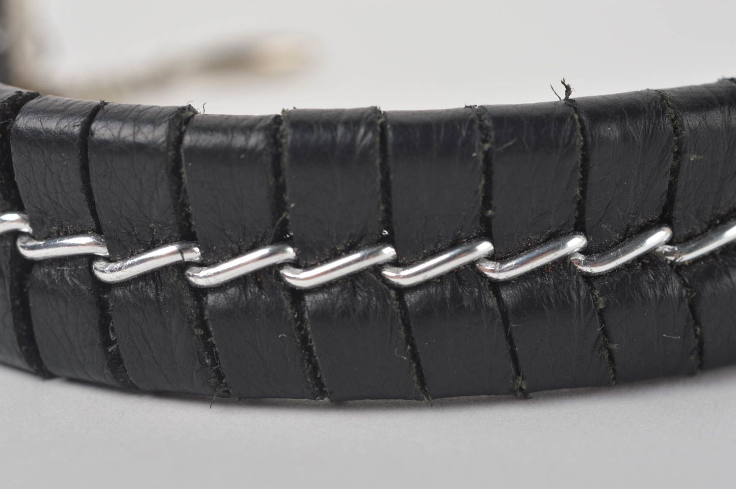 Bracelet en cuir noir naturel Bijou fait main taille réglable Cadeau original photo 5