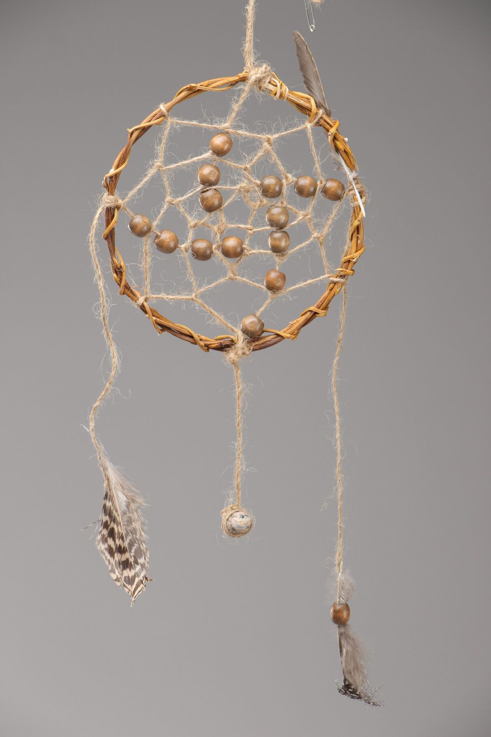 Joli capteur de rêves brun fait main avec plumes pierres et perles en bois photo 2