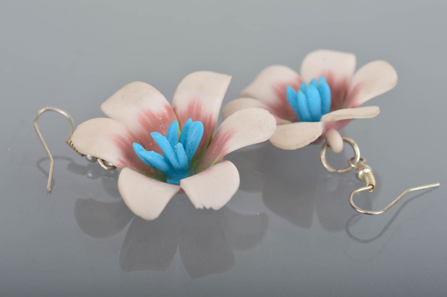 Boucles d'oreilles fleurs pendantes faites main en pâte polymère de design photo 2