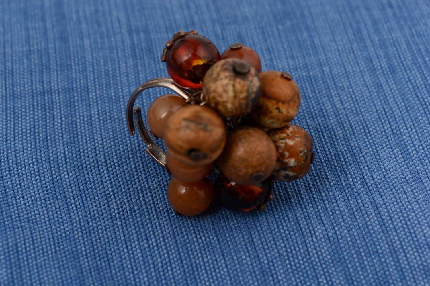 Крупное коричневое кольцо из натуральных камней яшмы и родонита ручной работы фото 1