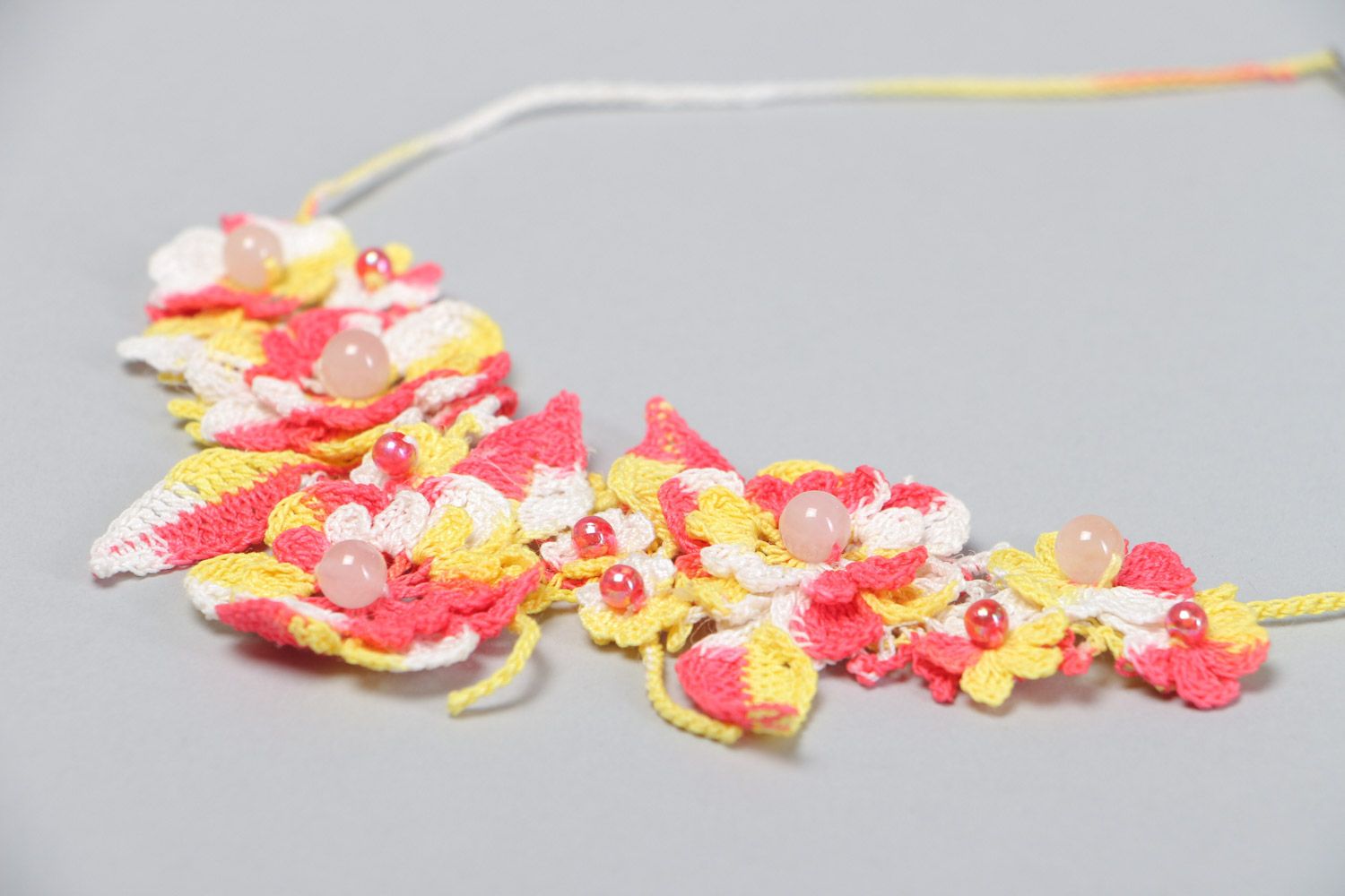 Collier textile tricoté avec perles fantaisie floral rose et jaune fait main photo 3