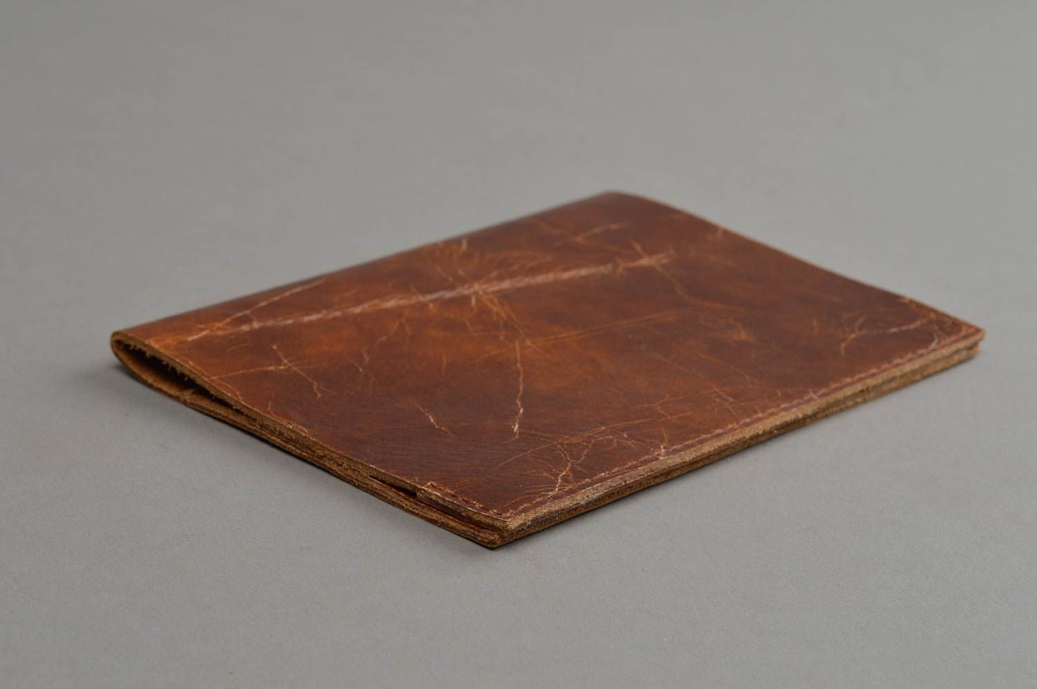 Porte-passeport en cuir fait main pour femme naturel design laconique brun photo 2