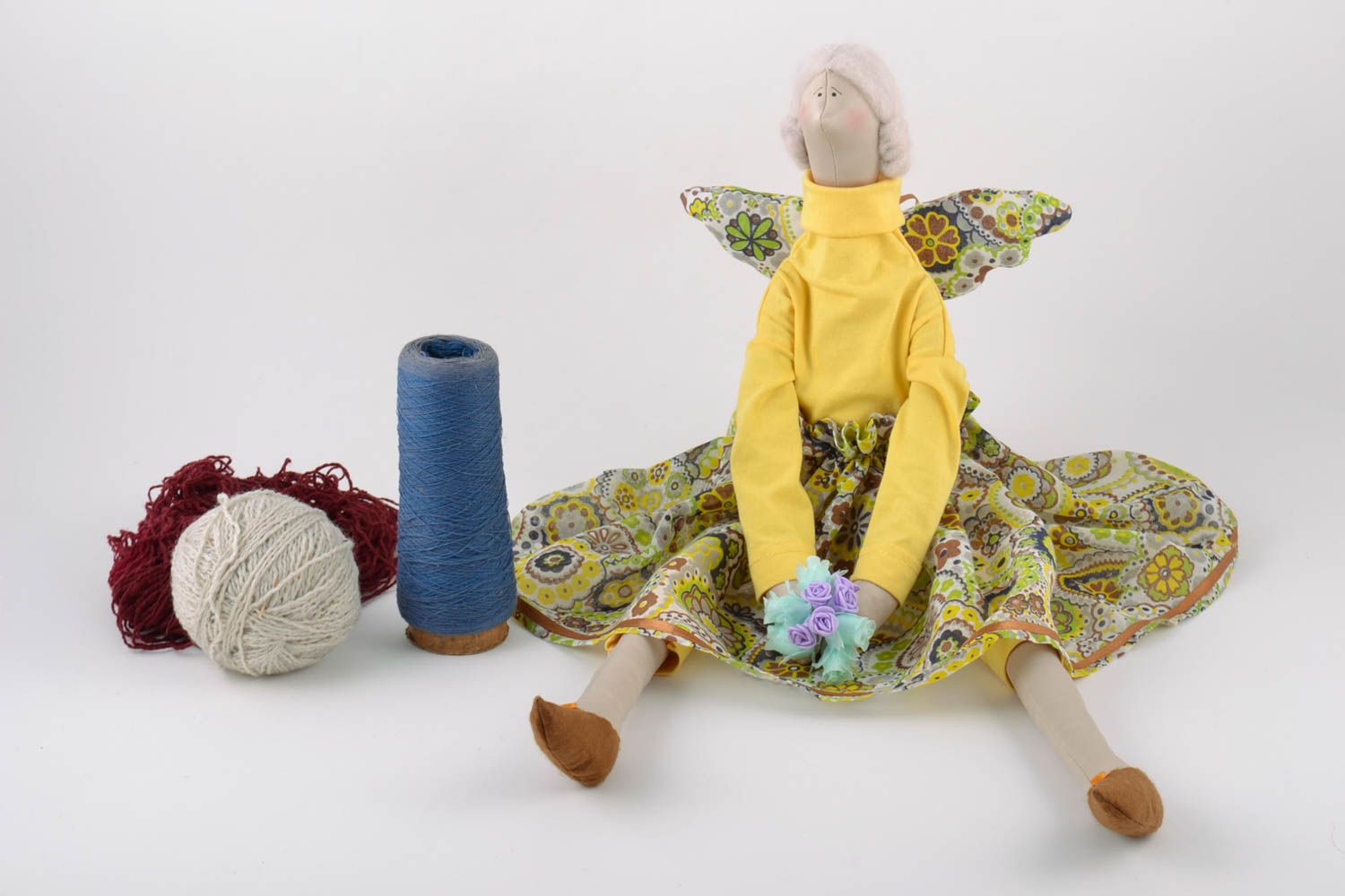 Petite poupée en tissu faite main fée en pull jaune originale pour décor photo 1