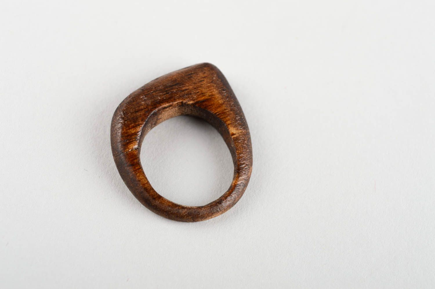 Дизайнерское украшение хенд мейд изделие из дерева темное кольцо из дерева фото 5