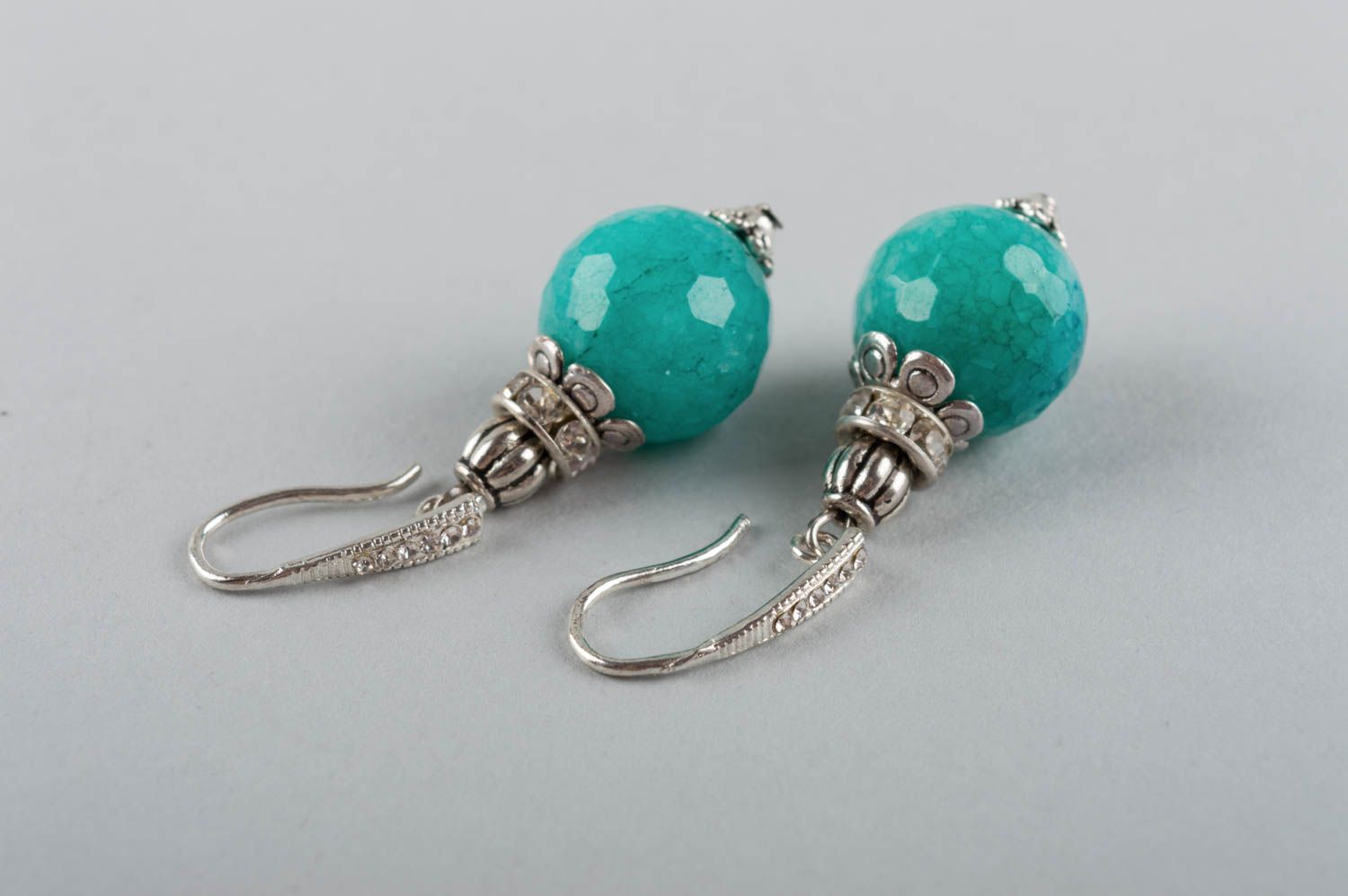 Longues boucles d'oreilles en agate de couleur turquoise et cristaux faites main photo 4