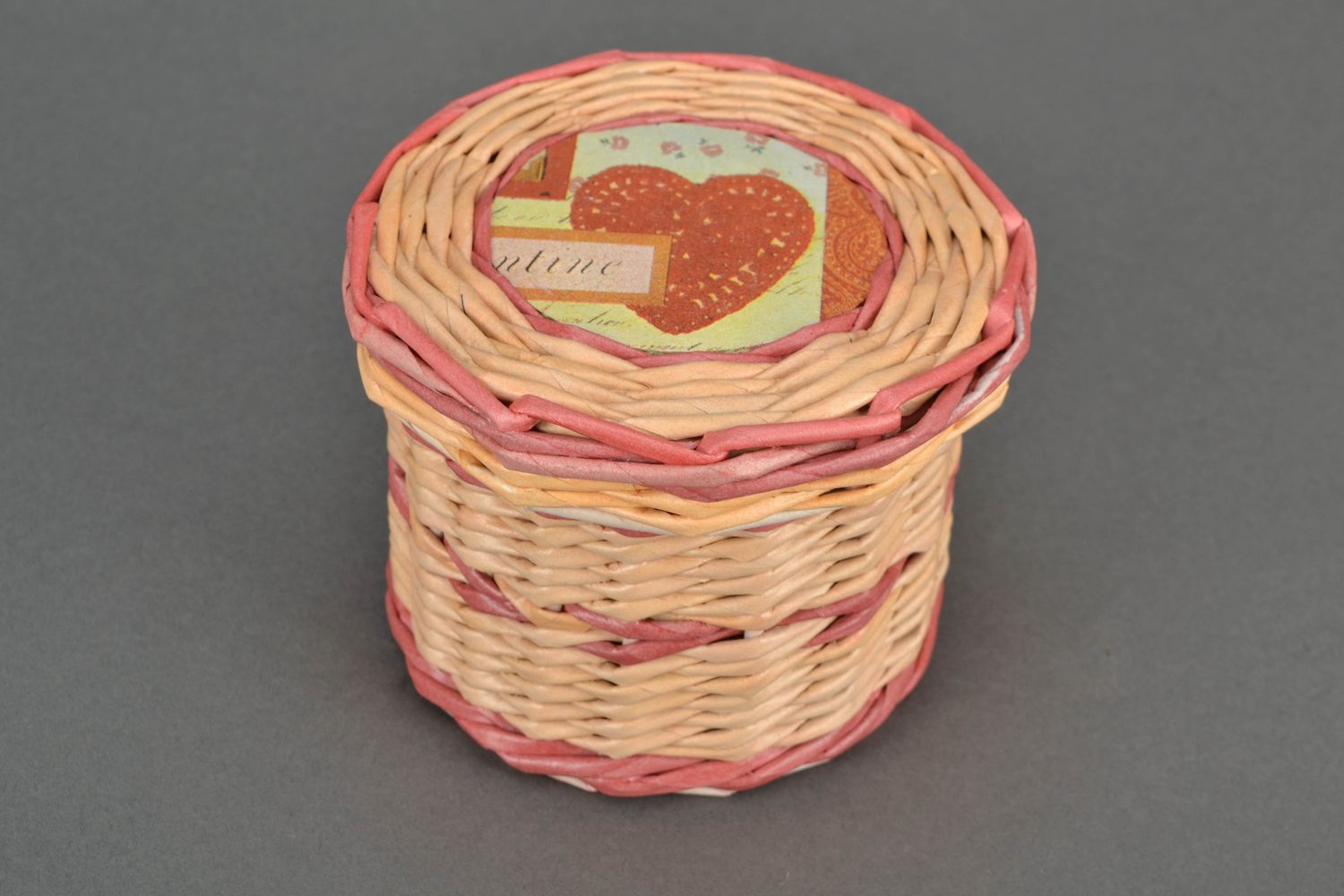 Newspaper woven basket Red Heart photo 1