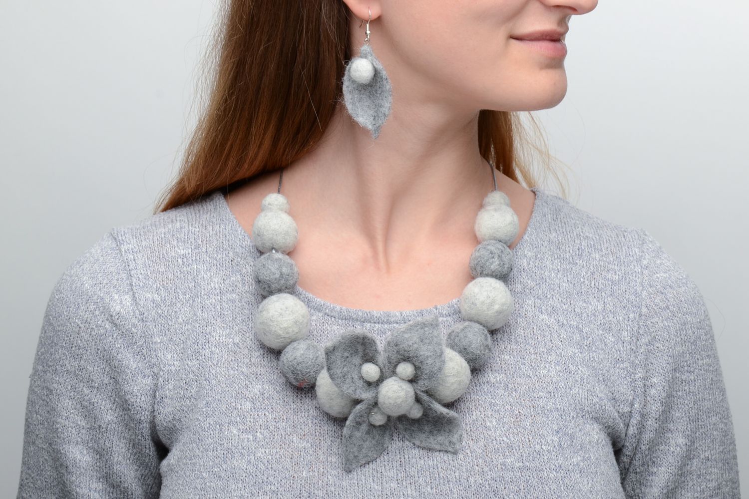 Boucles d'oreilles et collier artisanaux de laine feutrée faits main photo 5