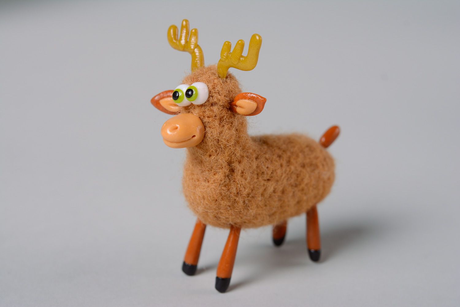 Petit jouet décoratif fait main original en laine technique de feutrage Élan photo 2