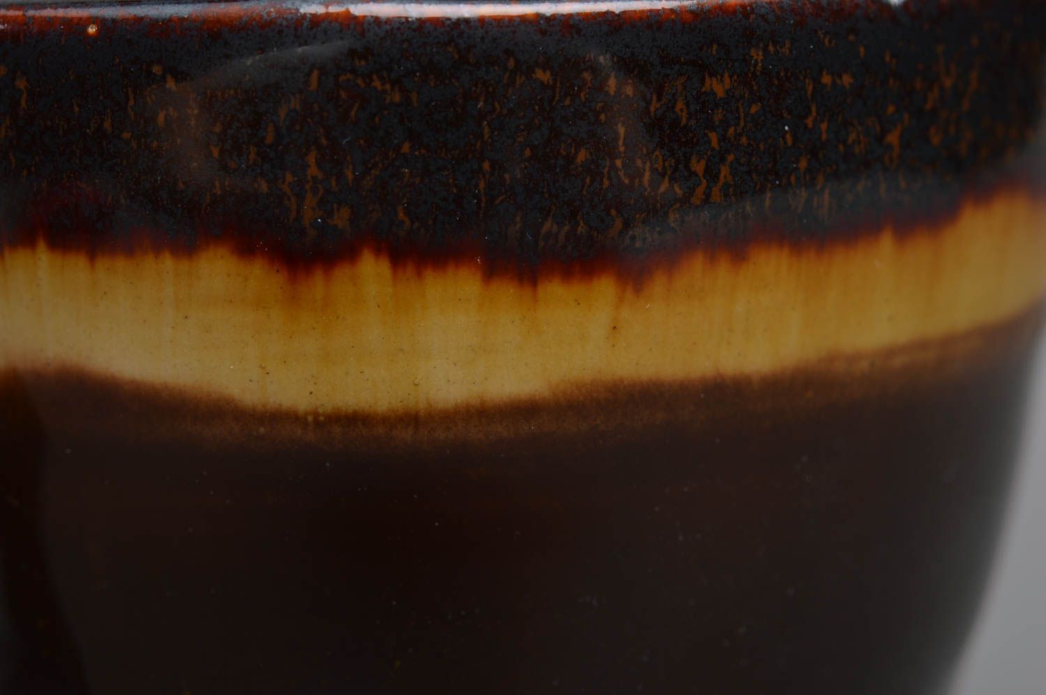 Tasse avec soucoupe à pied en porcelaine faite main couverte de glaçure brune photo 3