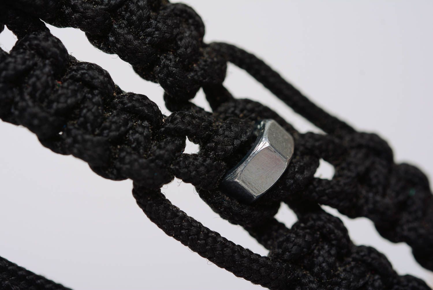 Браслет в технике макраме ручной работы из шнура и нержавеющих гаек черный фото 4