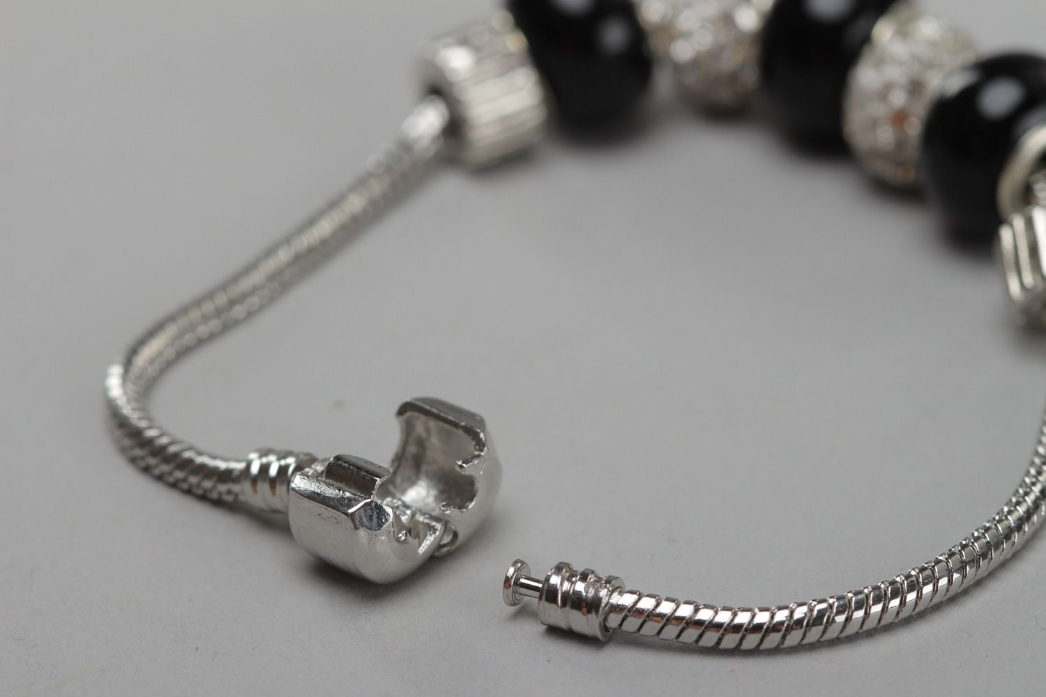 Bracelet en métal fait main original avec belles perles en verre pour femme photo 4