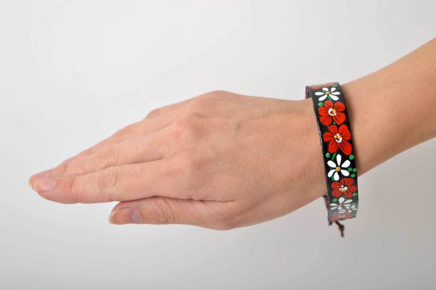 Handgefertigtes Leder Armband Accessoire für Frauen Designer Schmuck mit Mustern foto 5