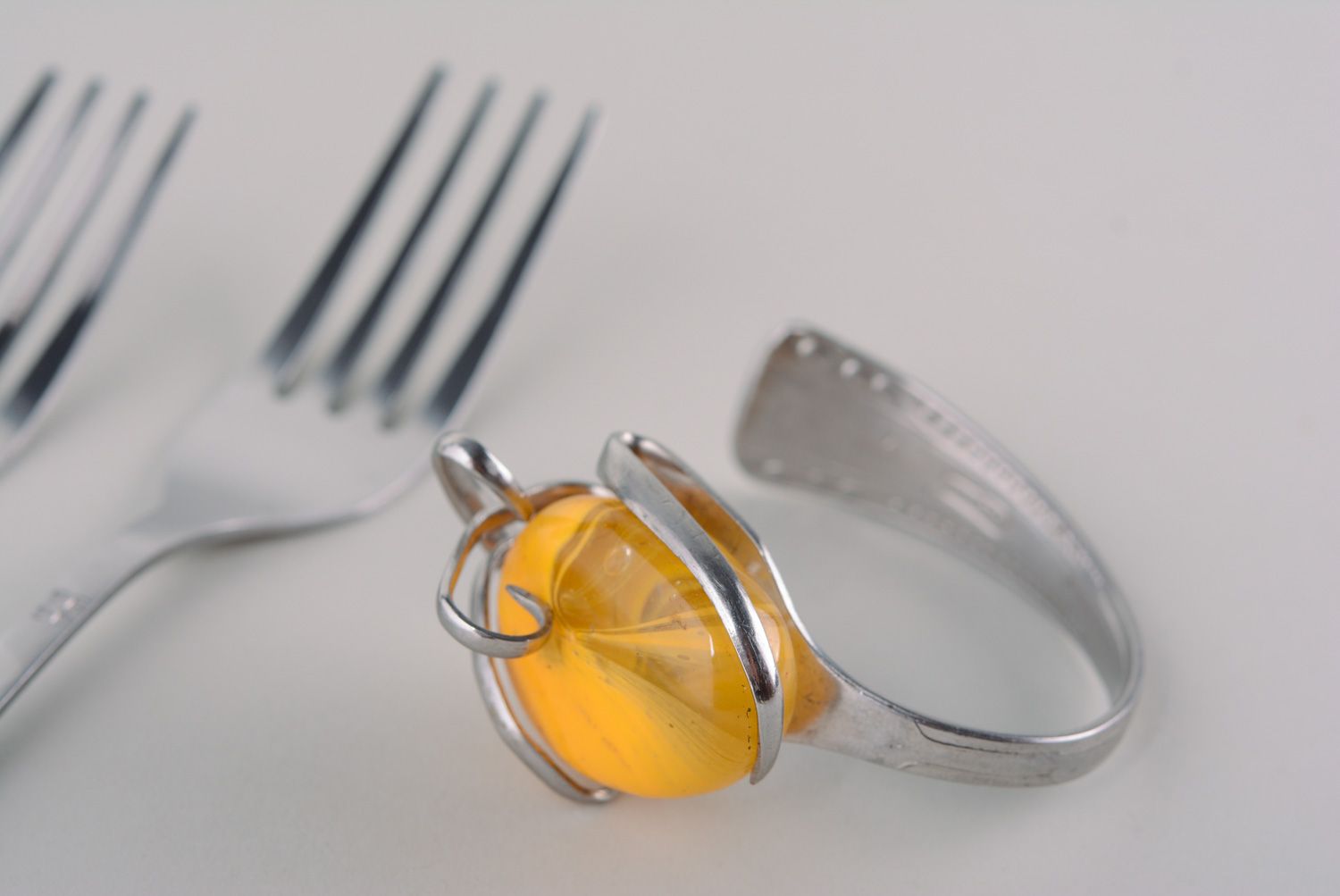 Bracelet en fourchette fait main original pour femme avec grande pierre jaune photo 1