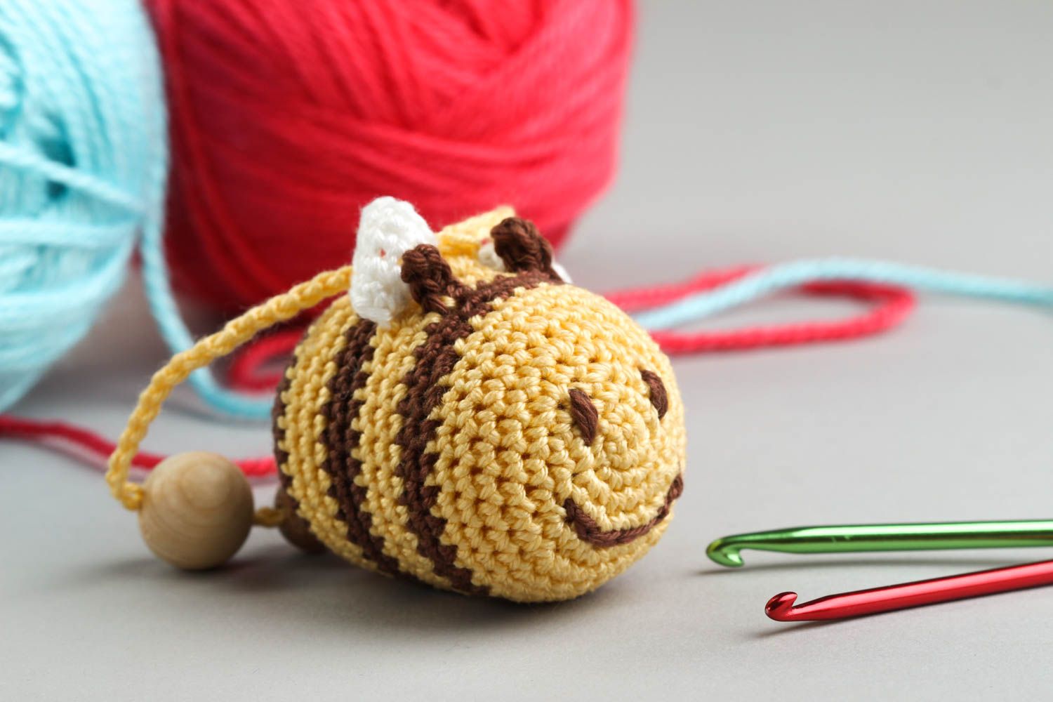 Jouet enfant fait main Hochet bébé Cadeau original abeille tricoté coton crochet photo 1