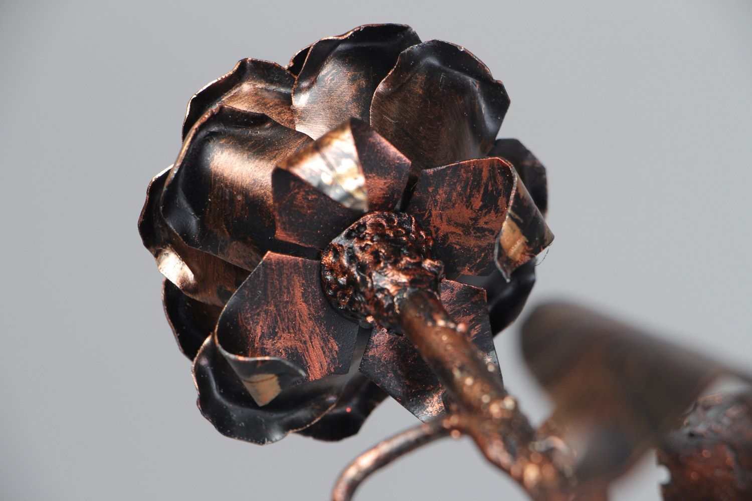 Металлическая роза в технике холодной ковки ручной работы оригинальная фото 4