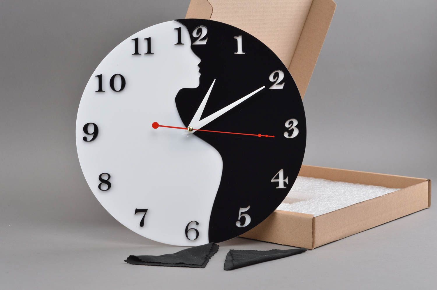 Horloge faite main en verre acrylique originale noir blanc décoration Fille photo 1