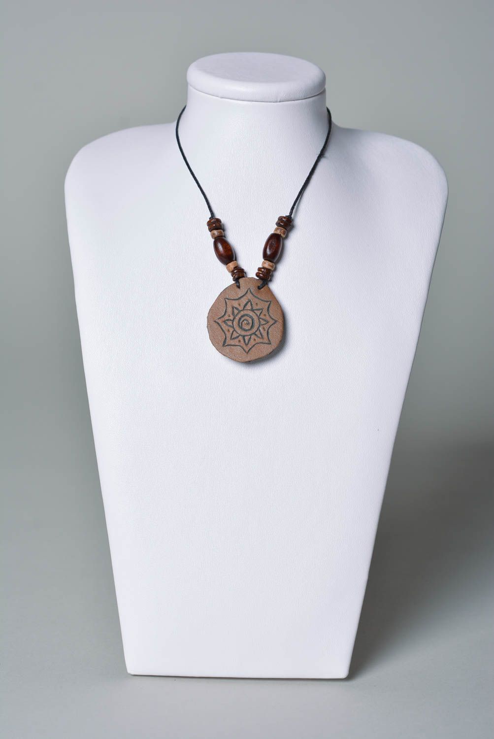 Handmade Halskette mit Anhänger Leder Accessoire schöner Schmuck braun foto 2