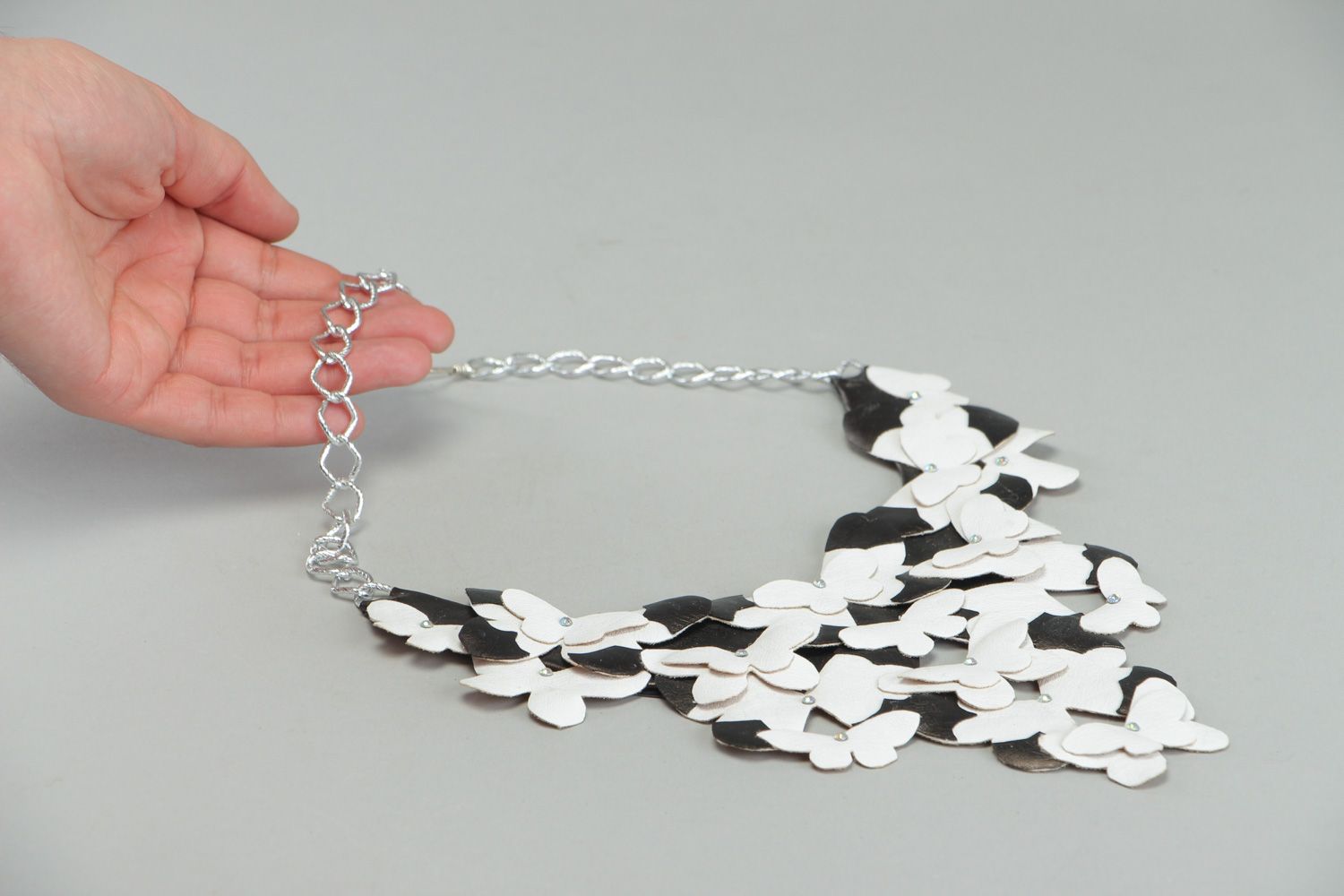 Ожерелье из кожзама черно-белое с бабочками на цепочке женское ручной работы фото 4